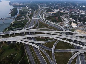Una vista aérea de The Spaghetti Junction en Louisville, Kentucky, un lío de múltiples carreteras que convergen.