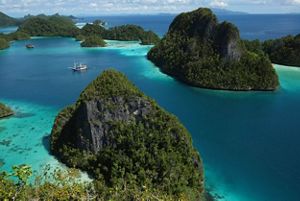 Vista aérea de islas montañosas en el Caribe azul.