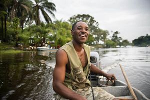 El líder comunitario Augustin Nzoghe pesca temprano en la mañana en el lago Oguemoue en Gabón.