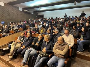 Audiotorio lleno de personas sentadas.