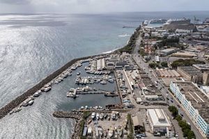 Foto aérea sobre Bridgetown, Barbados, que muestra la p