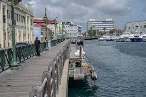 Foto de un paseo marítimo a lo largo de una bahía de Ba