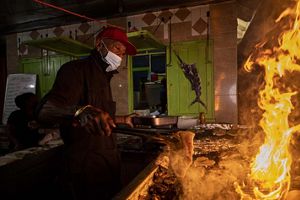 Foto de llamas saliendo de una parrilla para cocinar pe
