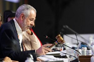 André Correa do Lago, presidente de la COP30, cerrando la plenaria final. 
