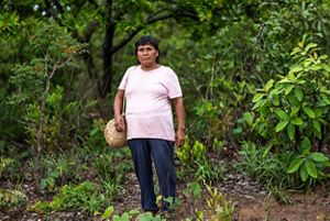 Indígena Xavante saindo para coletar frutos.