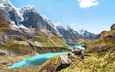 Lagunas glaciares de colores brillantes se encuentran debajo de picos y glaciares de tamaños monstruosos en la Cordillera Huayhuash, Perú.
