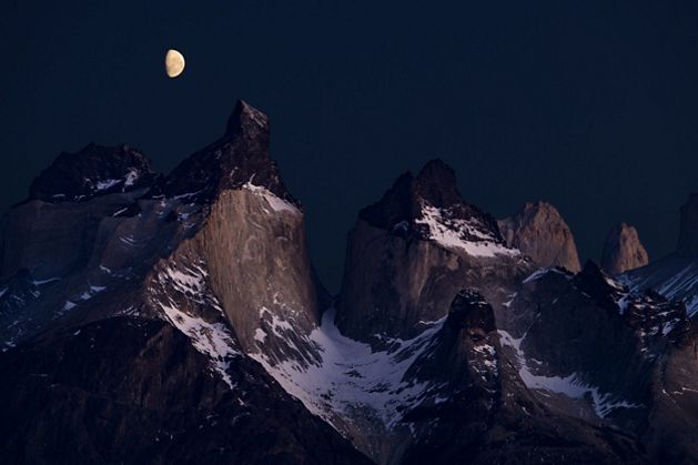 Los cuernos del Paine de noche con la luna de fondo.