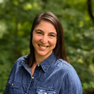 Dana Geller headshot.