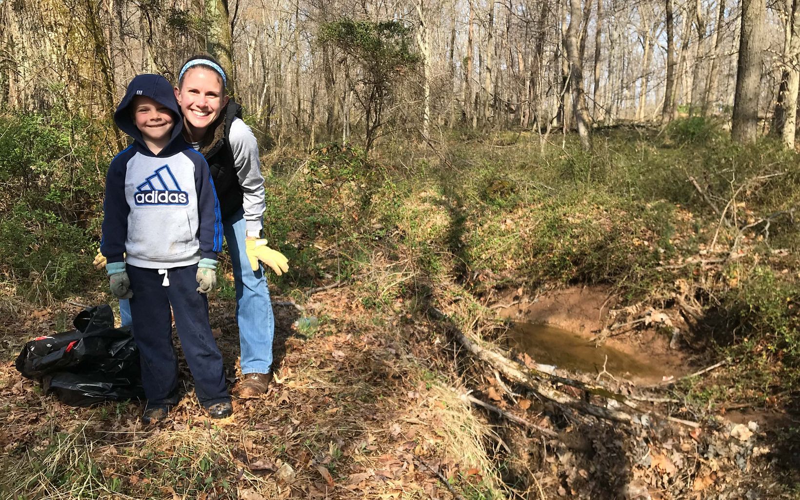 
                
                  Fairfax County Cleanup 2019 Doing something good for the community and for nature is a family affair! Ellanor C. Lawrence Park.
                  © Patricia Greenberg
                
              