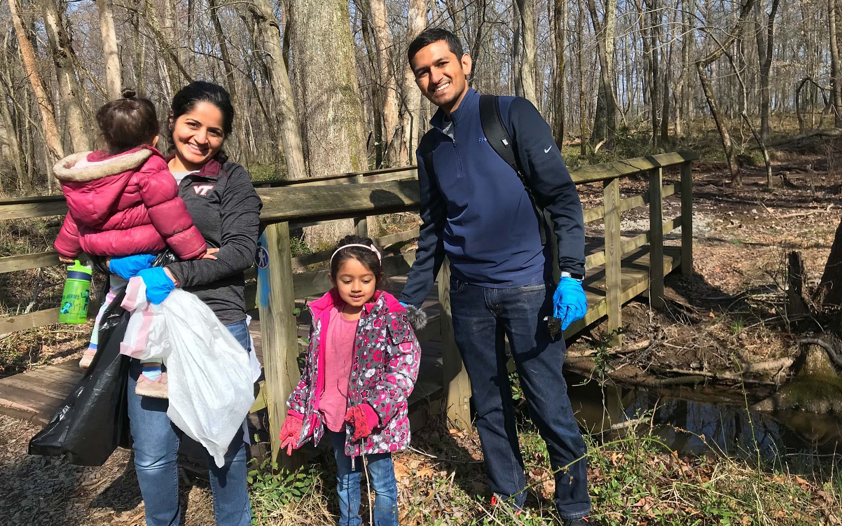 Fairfax County Cleanup 2019 Doing something good for the community and for nature is a family affair! Ellanor C. Lawrence Park. © Patricia Greenberg