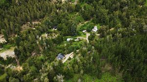 vista aerea de la frontera entre el bosque y lo urbano se mezcan en la Patagonia.