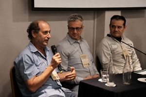 Javier Grosfeld hablando con un microfono durante su exposición en el Simposio. 
