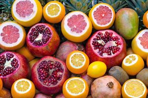Variedad de frutos picados y expuestos, incluyendo narajanas y pomelo