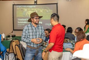 Dos personas conversan en medio de un evento.