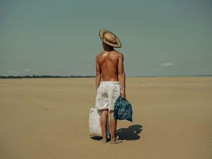Cordeiro Freitas ayuda a su madre a transportar alimentos desde el muelle donde atracan las barcas locales hasta su comunidad pesquera de Manacapuru, una distancia de casi 2 kilómetros. Su aldea solía estar a orillas del río, pero el bajo nivel del agua ha dejado al descubierto amplios bancos de arena que ahora separan las comunidades pesqueras del río.