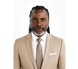 Un hombre negro con rastas, vestido con traje y corbata, irradiaba profesionalismo y confianza.