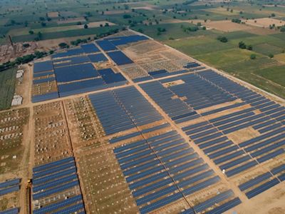 Construcción de una planta solar en Tamil Nadu, India.