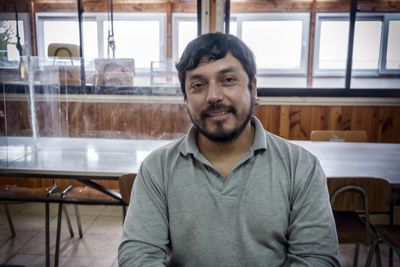 Profesor Ricardo Guaitiao en la escuela de Huape. 