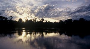 Vista del atardecer desde el río en la Amazonia