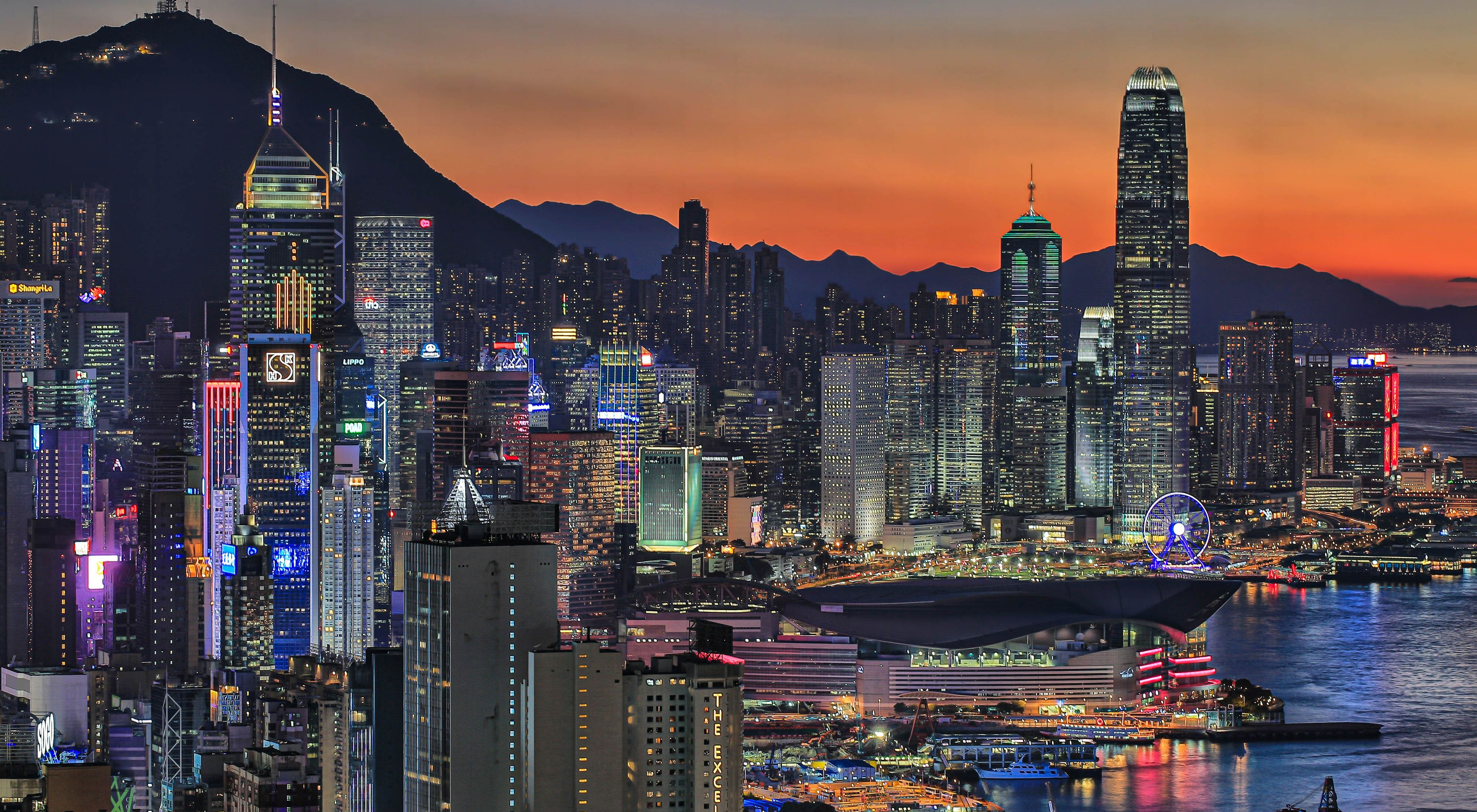 Hong Kong is a metropolitan city with beautiful night scenery.