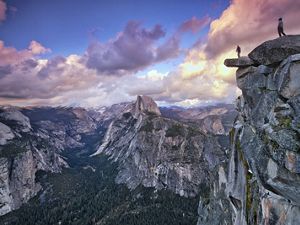 Man standing at the edge in Yosemite NP, California, USA.