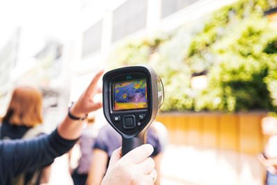 Cámara de medición termal apuntando a la pared climática silvestre.