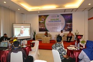 Pemaparan salah satu penalis Dialog Kebijakan "Menilik Kebijakan Pelibatan Kelompok Masyarakat dalam Pengelolaan Lahan Basah" di Samarinda, 7 Maret 2024.