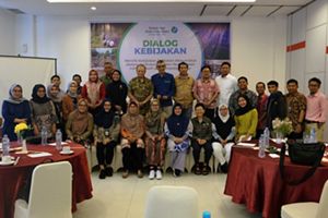 Foto bersama Dialog Kebijakan "Menilik Kebijakan Pelibatan Kelompok Masyarakat dalam Pengelolaan Lahan Basah di Samarinda", 7 Maret 2024.