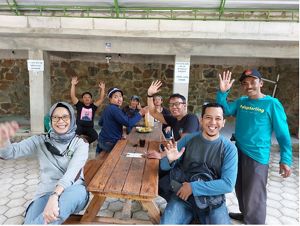 Rekan-rekan YKAN beristirahat bersama dengan beberapa petani dari Desa Rahtawu setelah melakukan kunjungan ke area rehabilitasi yang ditanami oleh masyarakat.