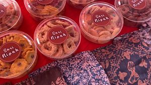 Salah satu produk olahan mangrove diantaranya sirup, kue dan batik dengan pewarna alami dari mangrove.