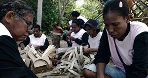 Kelompok Wan Sedang Membuat Kerajinan Tangan.