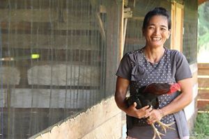 Perempuan Dayak Mapnan Long Duhung yang aktif menjaga Hutan Wungun melalui kelompok patroli hutan.