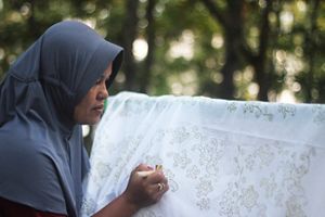 One of the Semanting Bay Village female group members was crafting batik. 
