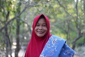 One of the Semanting Bay Village female group members was holding their batik creation. 